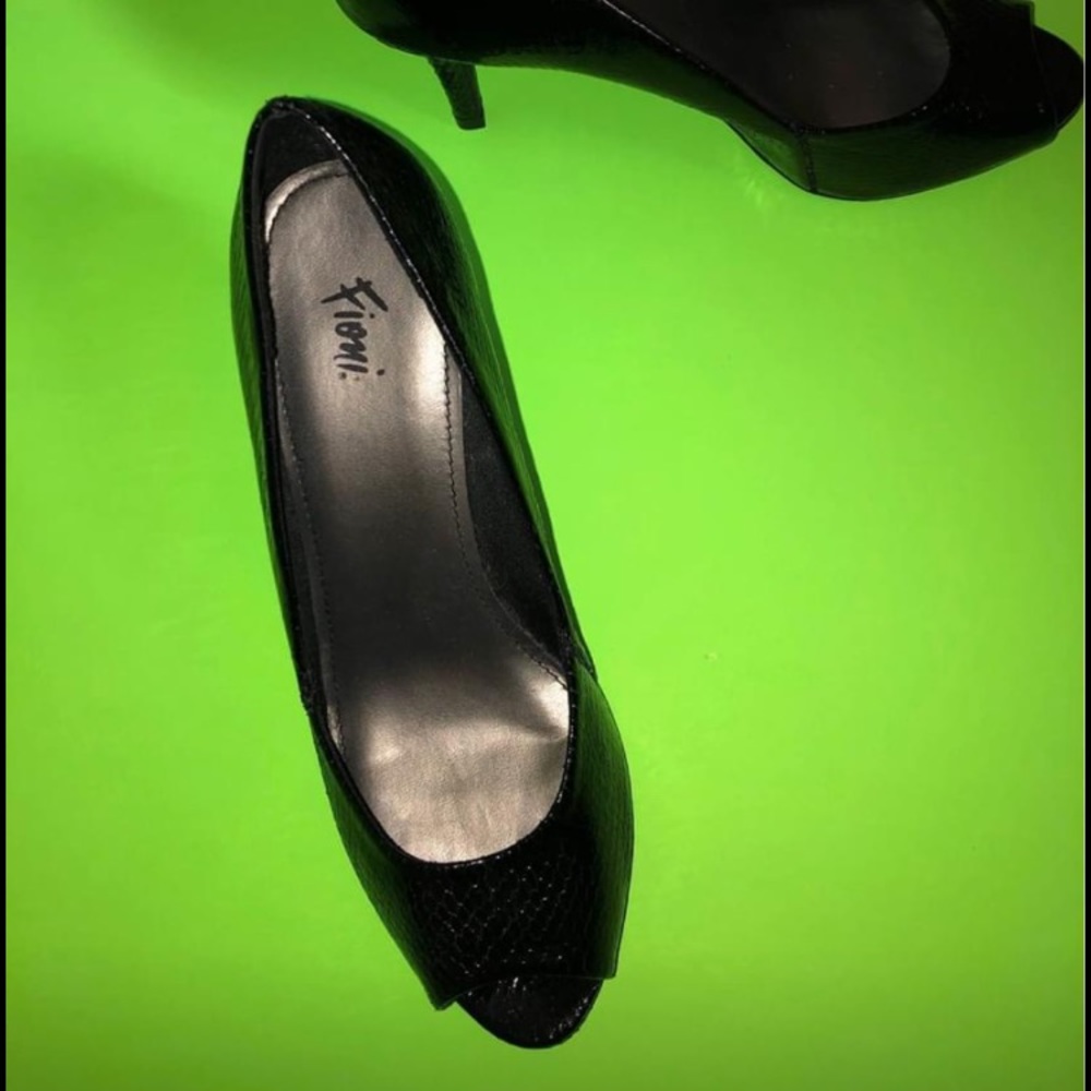 Fioni open toed heels size 5